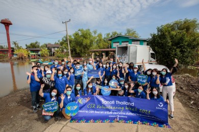 จิตอาสา CSR ซาโนฟี่ ประเทศไทย รวมพลังลงพื้นที่ช่วยเหลือชุมชนที่ประสบอุทกภัยน้ำท่วม