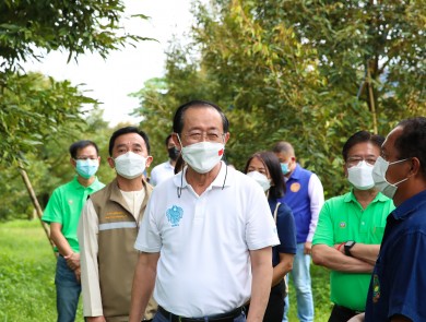 รมว. คลังเยี่ยมชมสวนแปลงใหญ่ทุเรียนตะเคียนทอง จังหวัดจันทบุรี