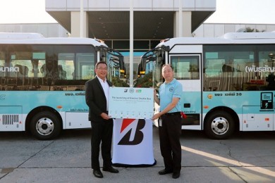 ATP30 ส่งมอบมินิบัสไฟฟ้า 5 คันให้บริการรับส่งพนักงานบริดจสโตน