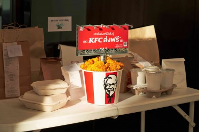 ไอเดียสุดเก๋! KFC จับ “บิลบอร์ด” ใส่ในบักเก็ตไก่ทอด สร้าง Ads สุดน่ารักกระตุ้นต่อมหิว
