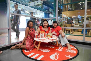 ปีใหม่นี้ KFC ยกโต๊ะออก ชวนนั่งกินไก่แบบกันเองๆ กับ “KFC รวมมิตรบักเก็ต”
