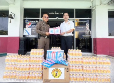 มิสเตอร์. ดี.ไอ.วาย. ส่งต่อความห่วงใยช่วงเทศกาลสงกรานต์ 2567 มอบน้ำดื่มและเสื้อกันฝน แก่สถานีตำรวจภูธรบางปู-บางแก้ว จังหวัดสมุทรปราการ