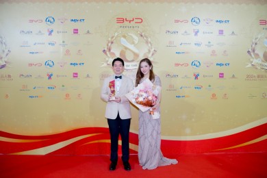CEO ออริจิ้น พร็อพเพอร์ตี้ คว้ารางวัล Person of the year สาขาสังคมและเศรษฐกิจ