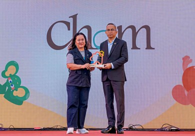 “ชมพีอาร์” รับโล่ประกาศเกียรติคุณที่สนับสนุนการส่งเสริมพัฒนาคุณภาพชีวิตบุคคลออทิสติก