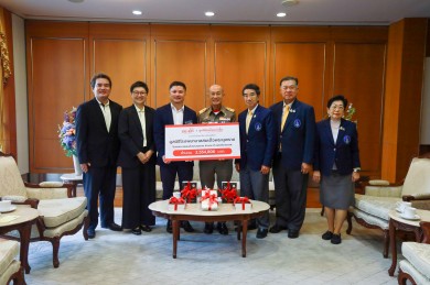 องคมนตรี รับมอบหนังสือกว่า 2.5 ล้านบาท ให้มูลนิธิโรงพยาบาลสมเด็จพระยุพราช  ส่งเสริมการอ่านทั่วประเทศ