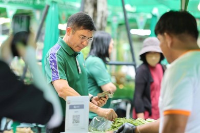 ผู้จัดการ ธ.ก.ส. เยี่ยมชมขบวนสินค้าเกษตร ในงานตลาดนัด BAAC Market 