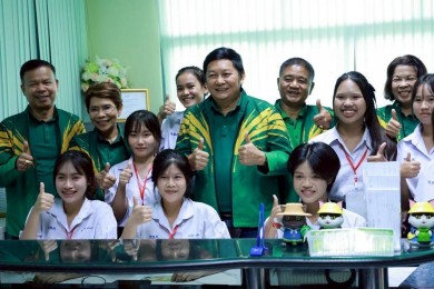 ธ.ก.ส. เยี่ยมชมโรงเรียนเกษตรธนากร นำร่อง รร.ทุ่งเหียงพิทยาคม จ.ชลบุรี