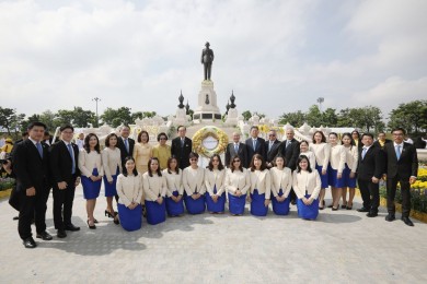 คณะผู้บริหารและพนักงาน ธนาคารกรุงเทพ ร่วมพิธีวางพวงมาลาถวายบังคมพระบรมราชานุสาวรีย์ พระบาทสมเด็จพระบรมชนกาธิเบศร มหาภูมิพลอดุลยเดชมหาราช บรมนาถบพิตร