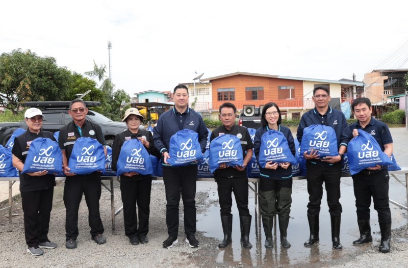 บสย. ลงพื้นที่มอบถุงยังชีพ ช่วยผู้ประสบภัย “ตลาดอิงน้ำสามโคก” จ.ปทุมธานี 