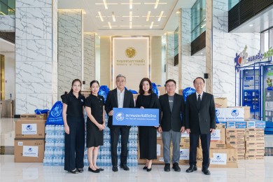 ภาคธุรกิจประกันชีวิตพร้อมเคียงข้างผู้ประสบอุทกภัยภาคใต้ส่งมอบสิ่งของจำเป็นผ่านศูนย์วายุภักษ์รวมใจเพื่อประชาชน