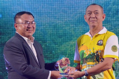 DMT รับโล่จากกรมป่าไม้ DMT รับโล่จากกรมป่าไม้