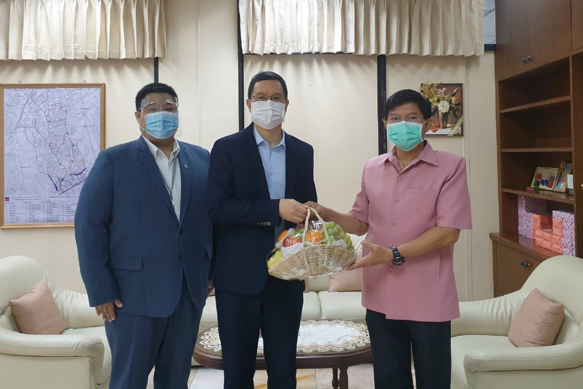 รพ.นวเวช มอบผลิตภัณฑ์สำหรับดูแลชุมชน พร้อมแสดงความยินดีกับ ผอ.เขตบึงกุ่ม คนใหม่
