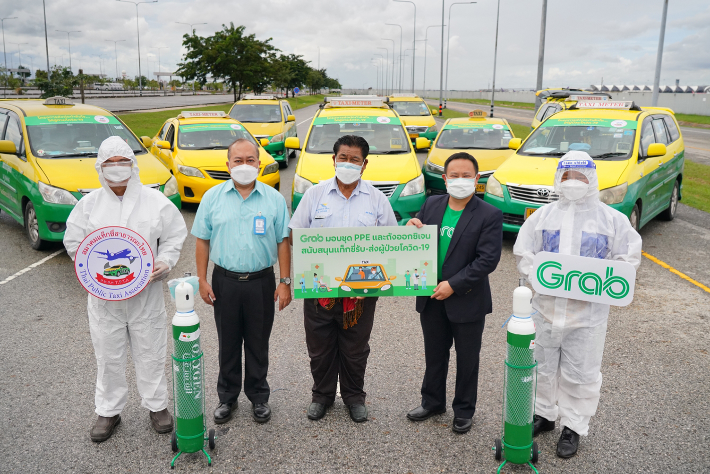 แกร็บ มอบชุด PPE และถังออกซิเจน สนับสนุนแท็กซี่ที่ให้บริการรับส่งผู้ป่วยโควิด-19