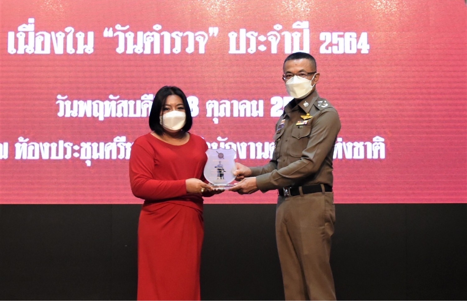 “มูลนิธิคนไทยเก่งขึ้น” รับโล่ประกาศเกียรติคุณแก่ผู้ทำประโยชน์ ให้กับสำนักงานตำรวจแห่งชาติ