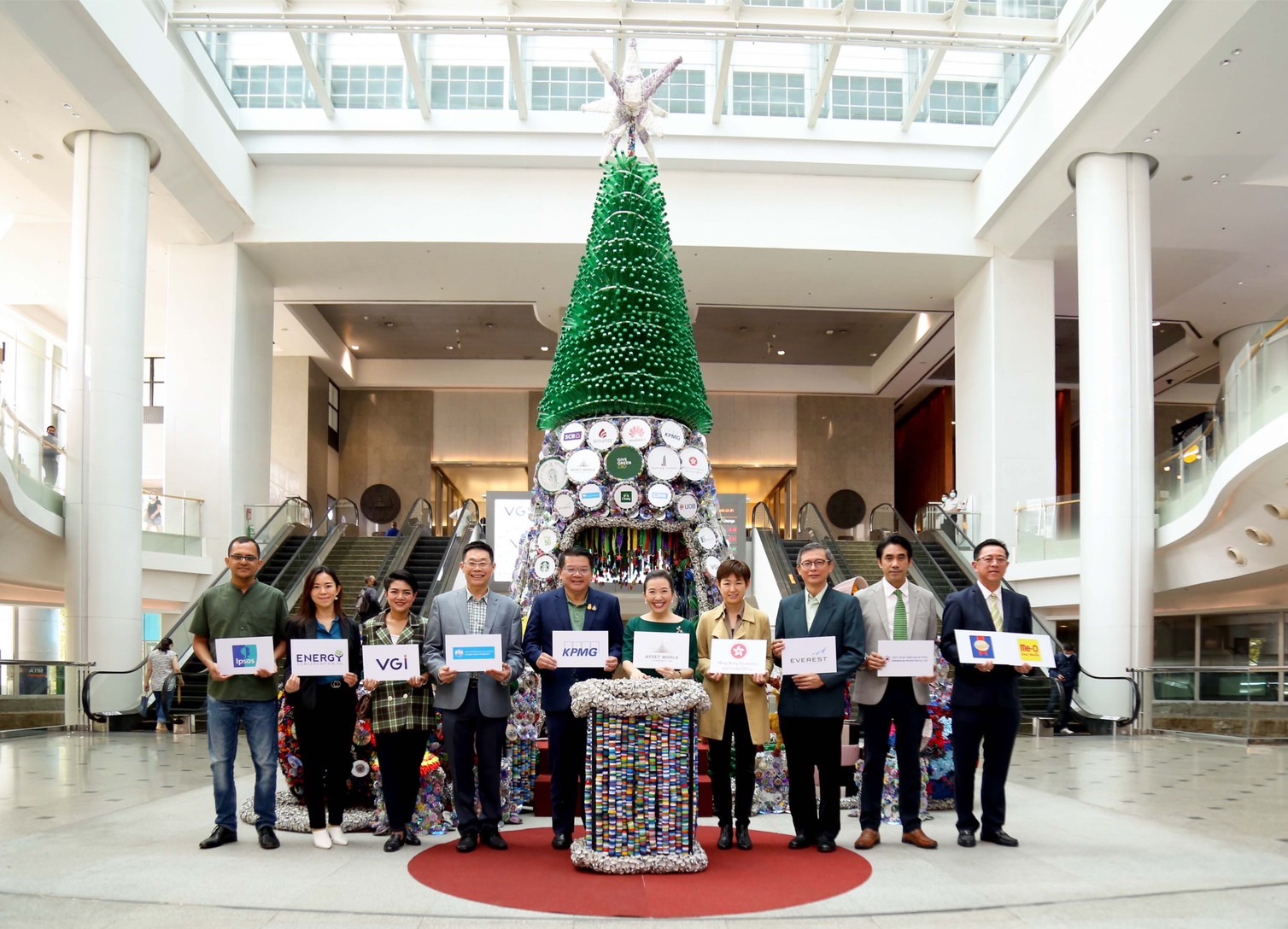 เปิดไฟต้นคริสต์มาส “A Sathorn District Charity Christmas Tree”