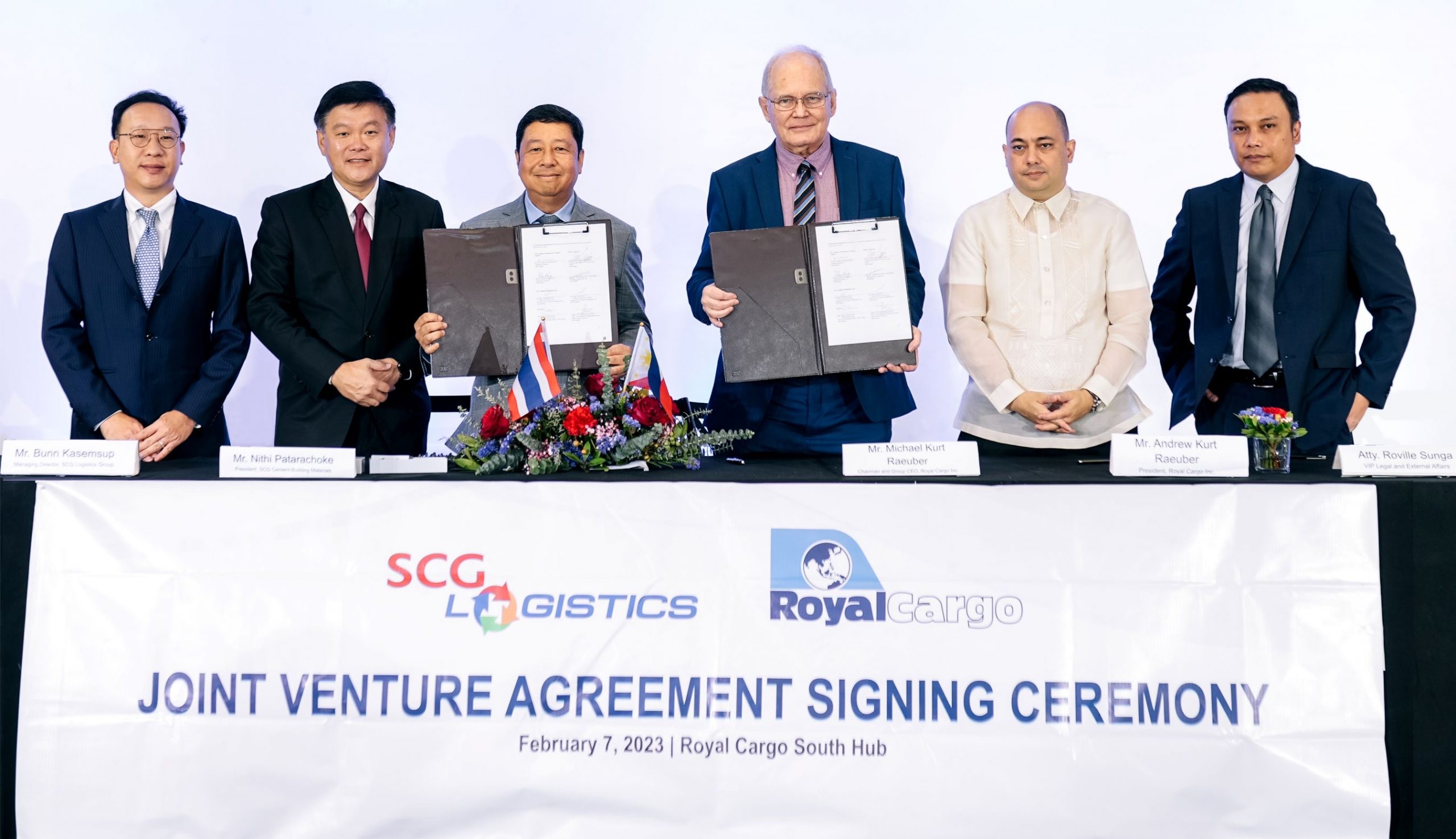 ผู้บริหาร JWD เป็นสักขีพยานในพิธีลงนามร่วมทุนระหว่าง SCGL และ Royal Cargo ฟิลิปินส์